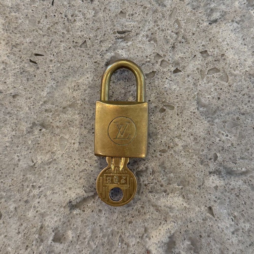 EUC #208 AUTHENTIC LOUIS VUITTON LOCK & KEY GOLD